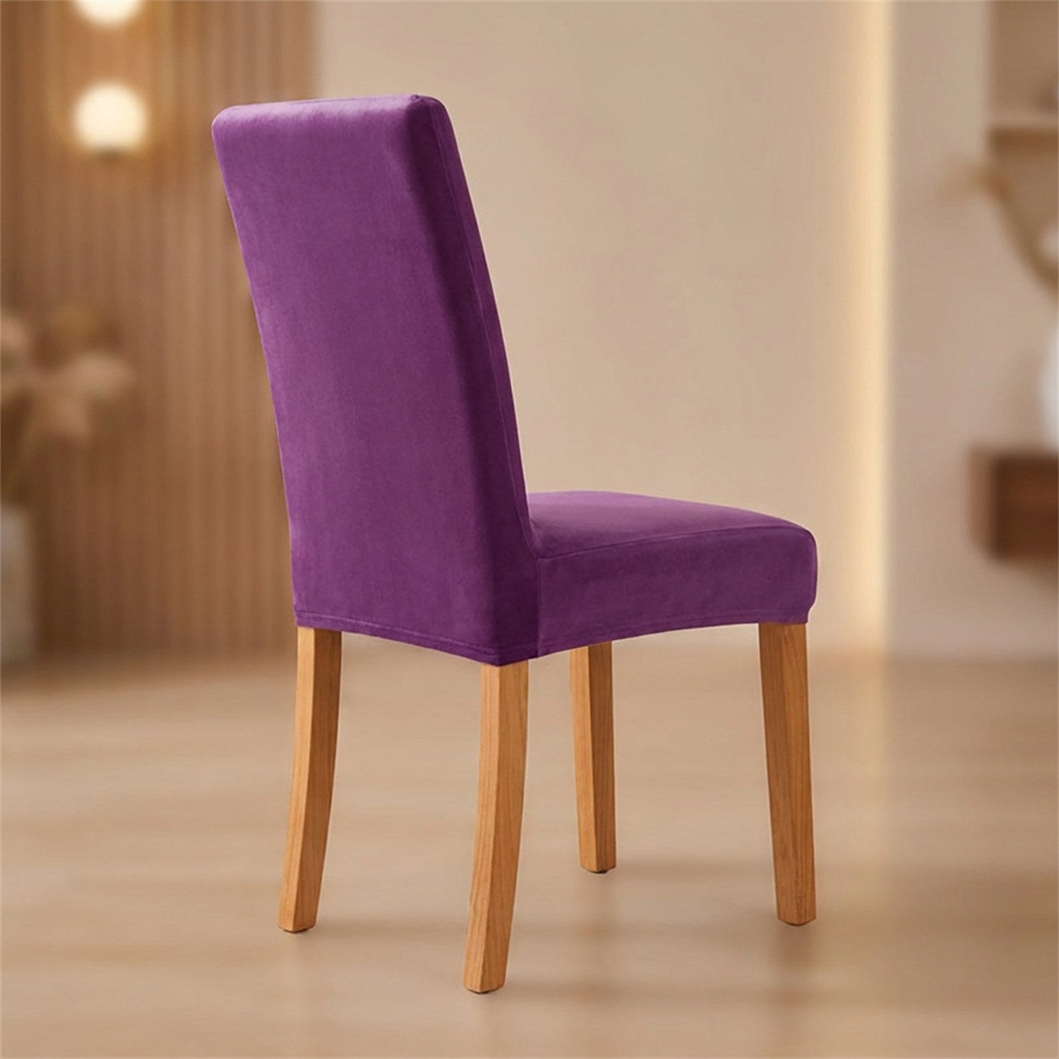 Housse de chaise violette en velours moelleux sur une chaise de salle à manger