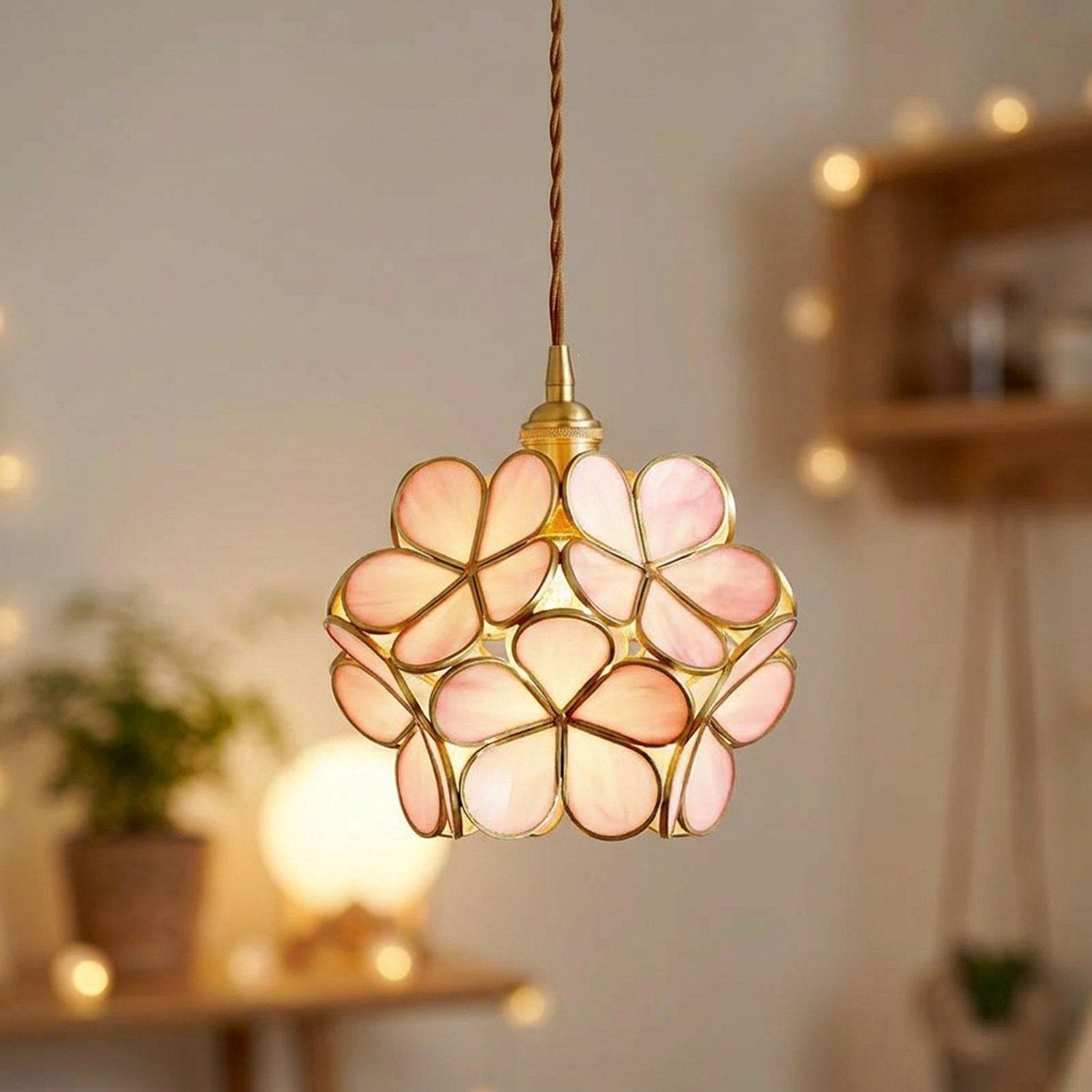 Suspension fleur en verre rose avec monture laiton allumée