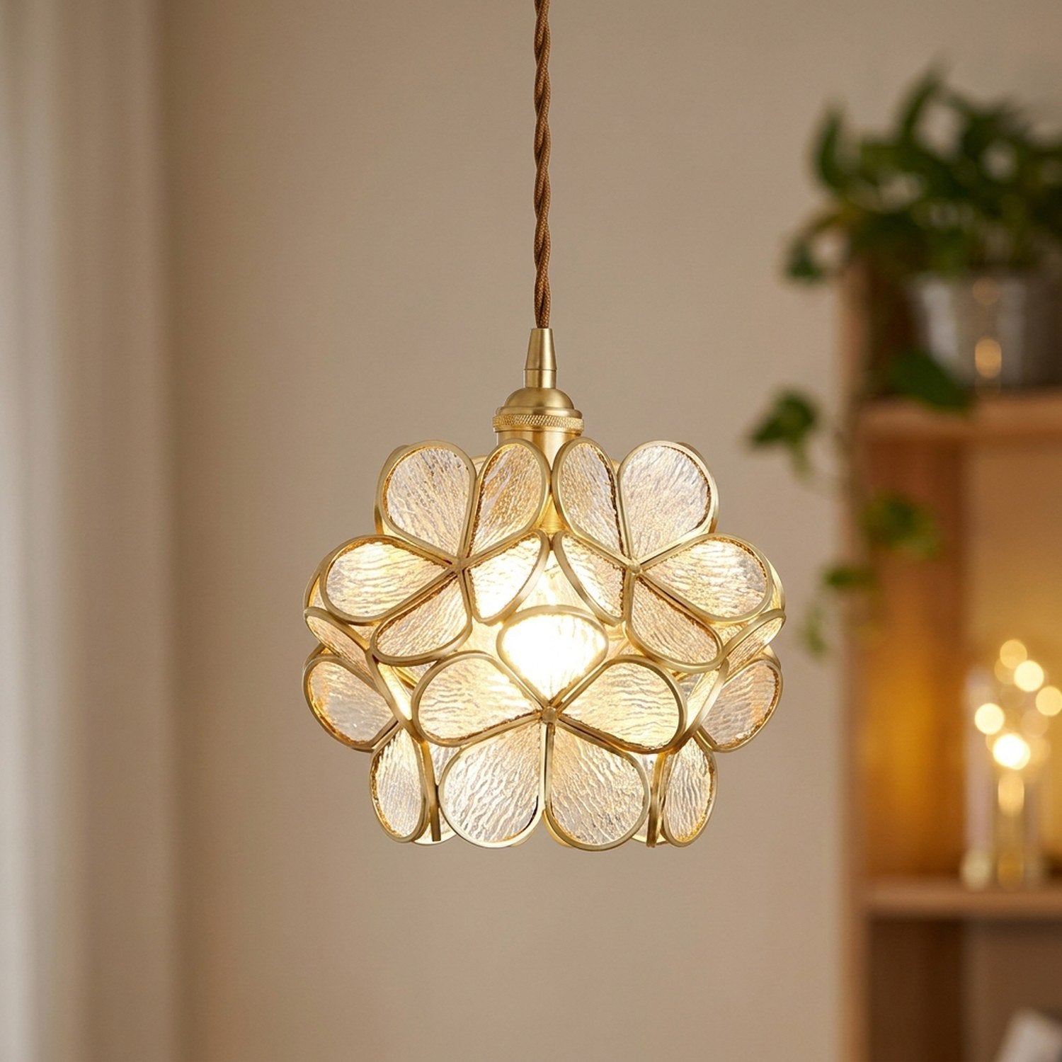 Suspension fleur en verre transparent texturé avec monture laiton allumée
