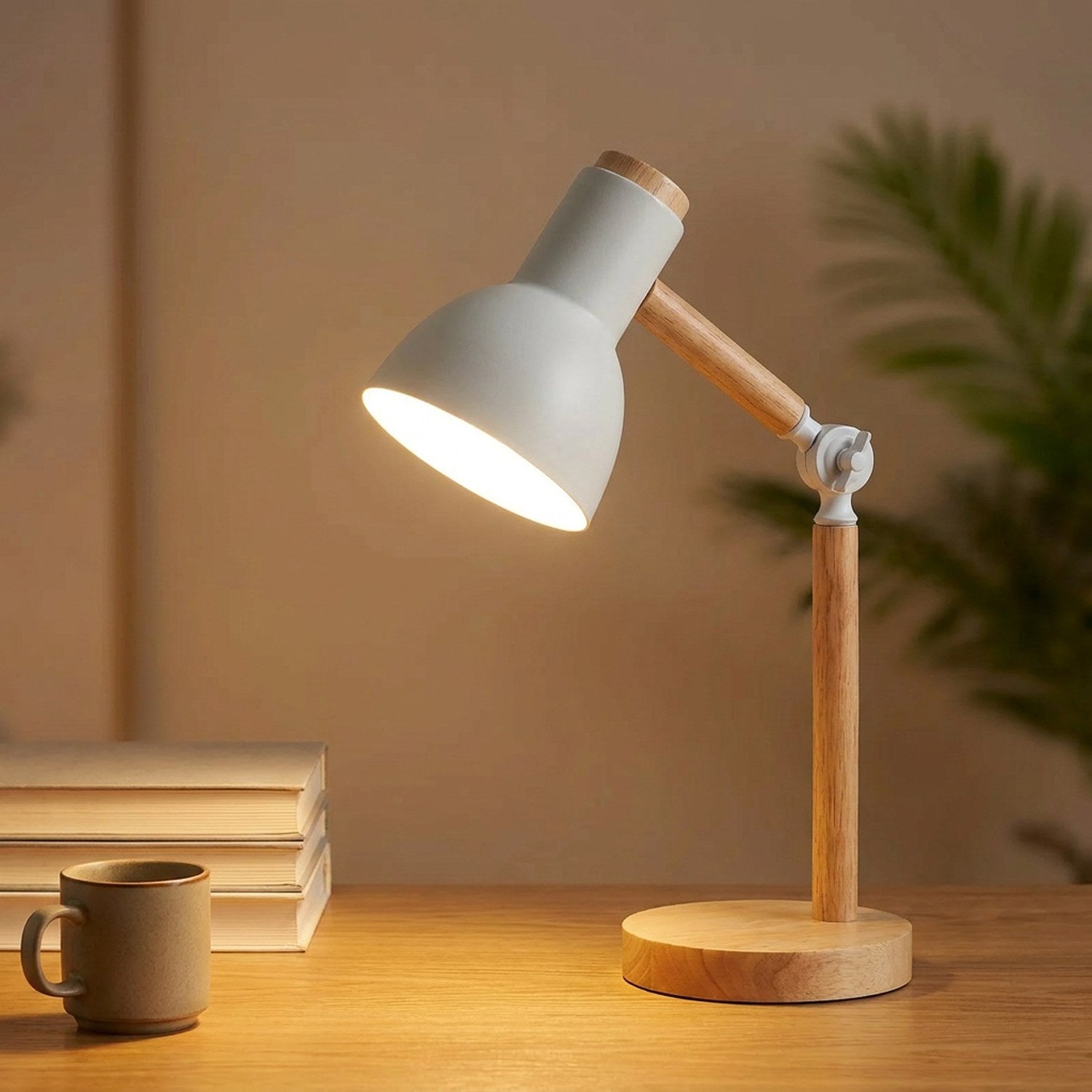 Lampe de bureau articulée en bois avec tête blanche allumée sur un bureau