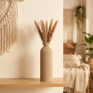 Vase boho chic beige clair strié taille L élancé avec pampa sur étagère bois