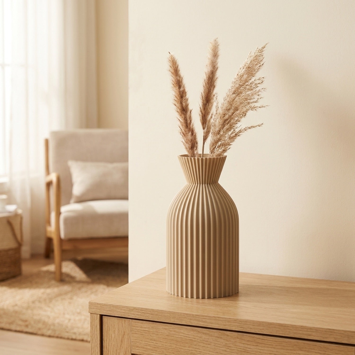 Vase boho chic beige clair strié taille S trapu avec pampa sur console bois