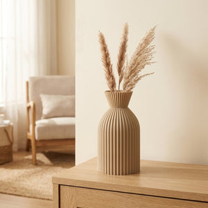Vase boho chic beige clair strié taille S trapu avec pampa sur console bois