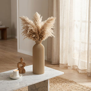 Vase décoratif Boho Chic avec branches séchées sur une étagère en bois