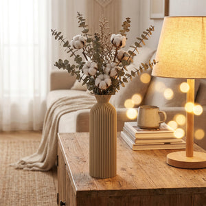 Vase Boho Chic en plastique avec pampas sur meuble en bois ambiance cosy