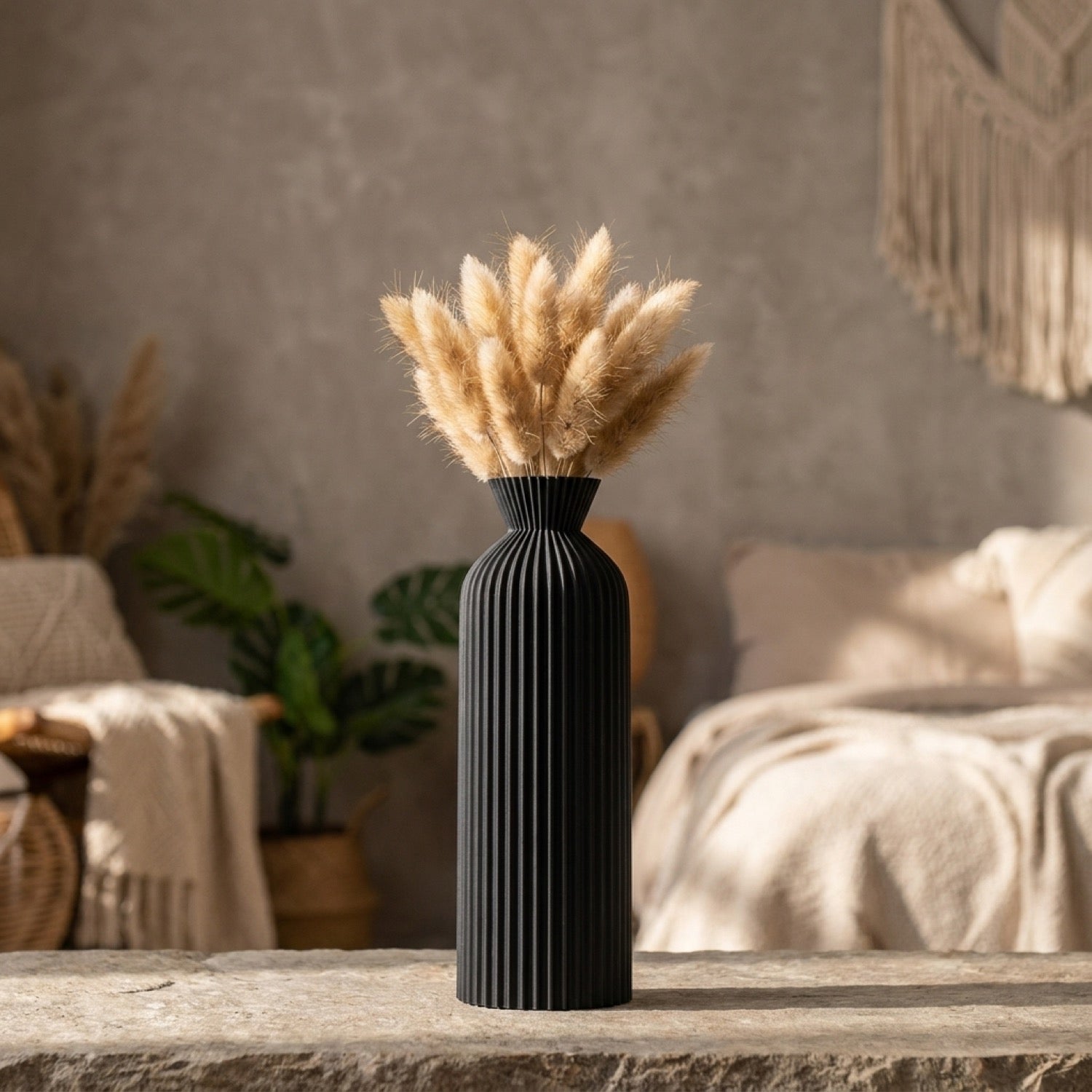 Vase boho chic noir mat strié taille L élancé avec pampa dans une chambre cocooning
