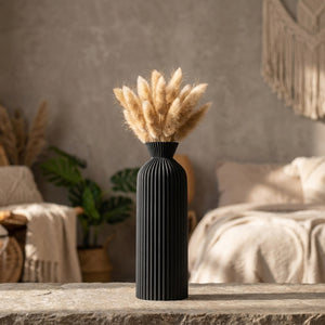 Vase boho chic noir mat strié taille L élancé avec pampa dans une chambre cocooning