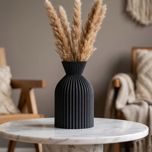 Vase boho chic noir mat strié taille S trapu avec pampa sur table marbre