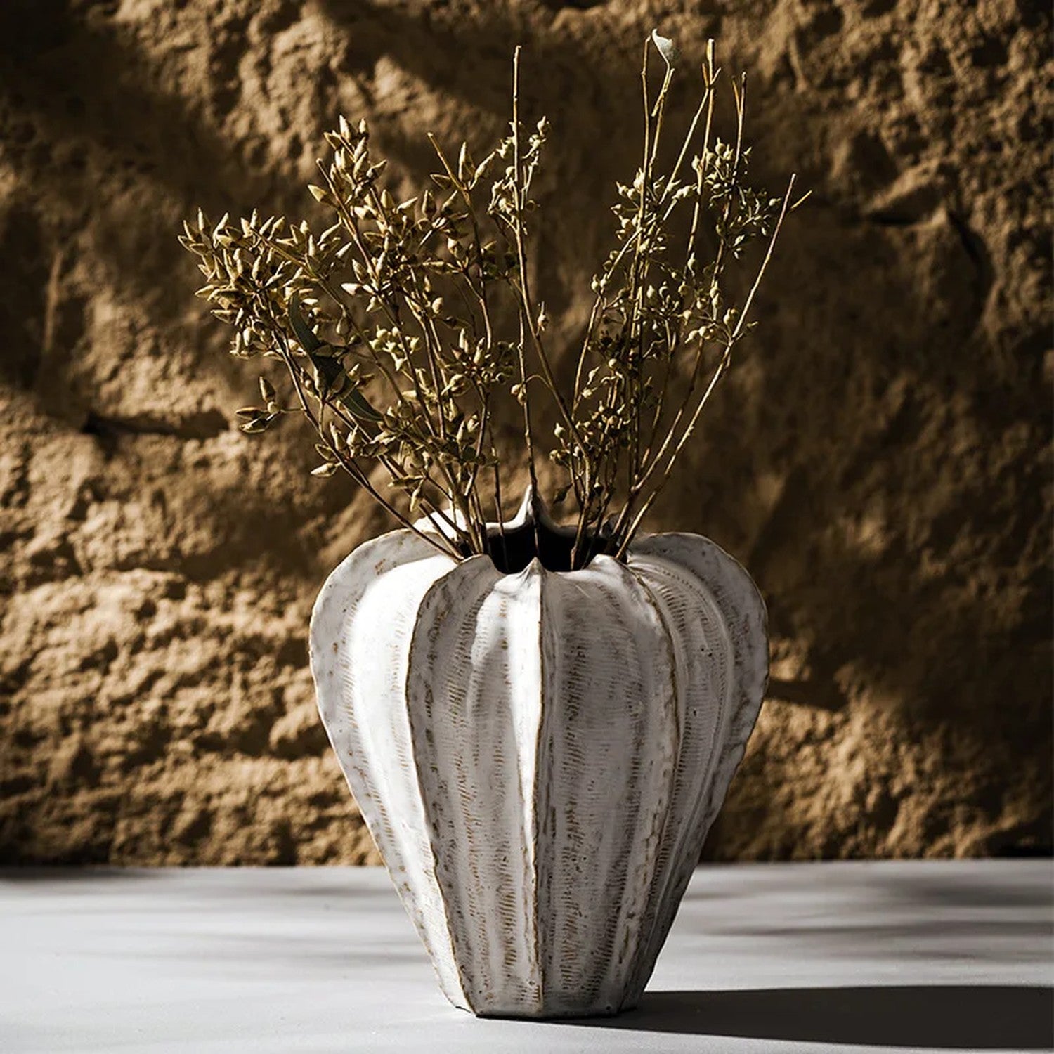 Vase céramique haut forme tulipe branches naturelles dorées décoration