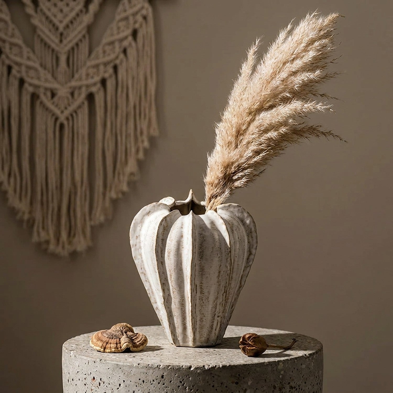 Vase céramique haut crème et herbe de Pampa décoration boho minimaliste
