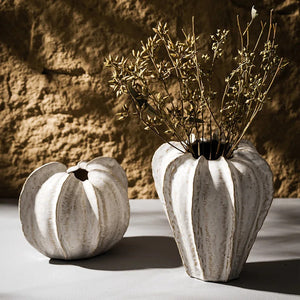 Duo vases céramique bourgeons plissés blanc ivoire avec branches dorées