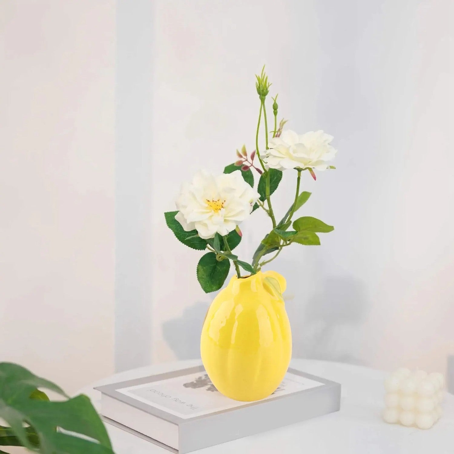 Vase citron céramique jaune avec roses blanches