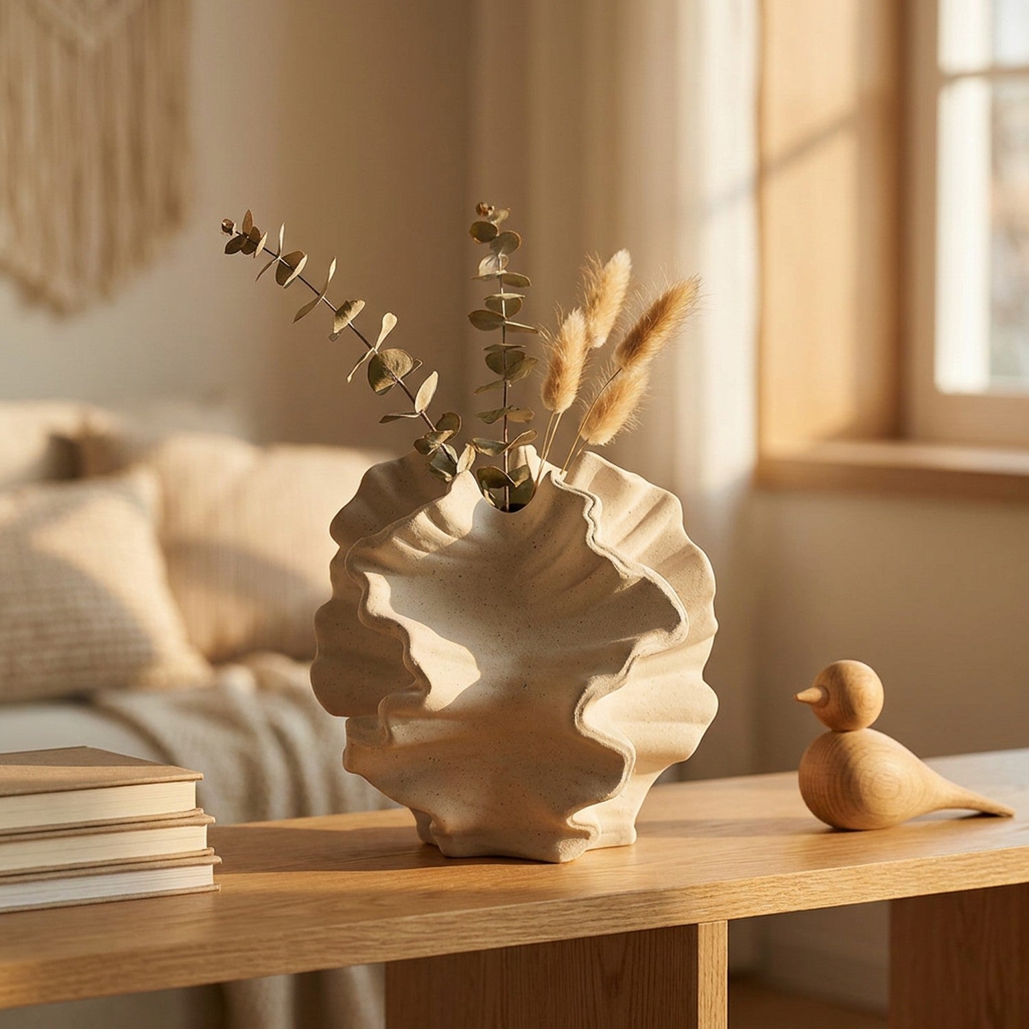Vase corail beige sur étagère en bois avec branches d'eucalyptus