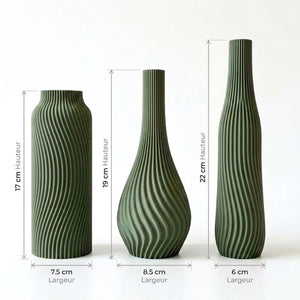 Dimensions des 3 vases côtelés : cylindrique 17×7,5 cm, poire 19×8,5 cm, bouteille 22×6 cm