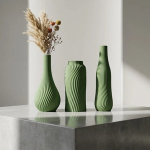 Lot de 3 vases côtelés vert foncé mat avec pampa et fleurs séchées sur table marbre
