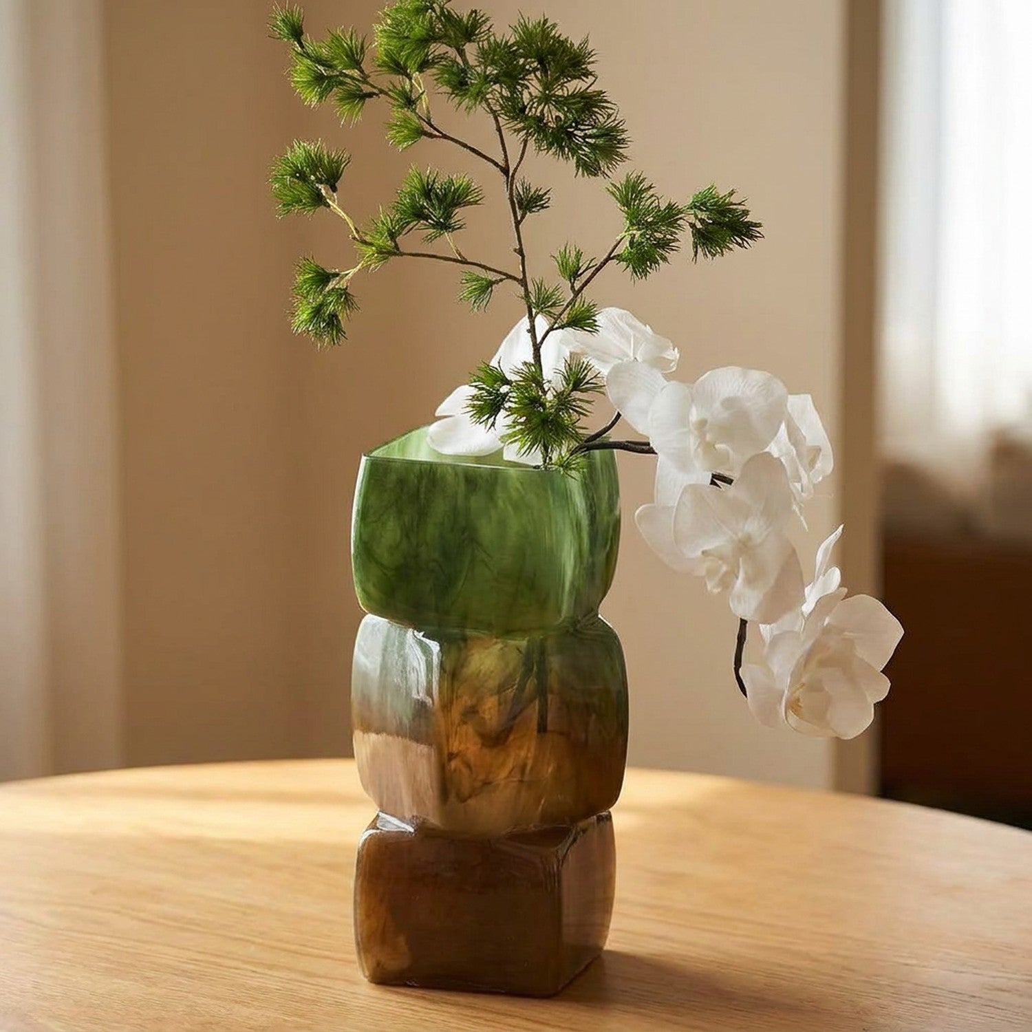 Gros plan sur le verre marbré vert et ambré du vase géométrique empilable