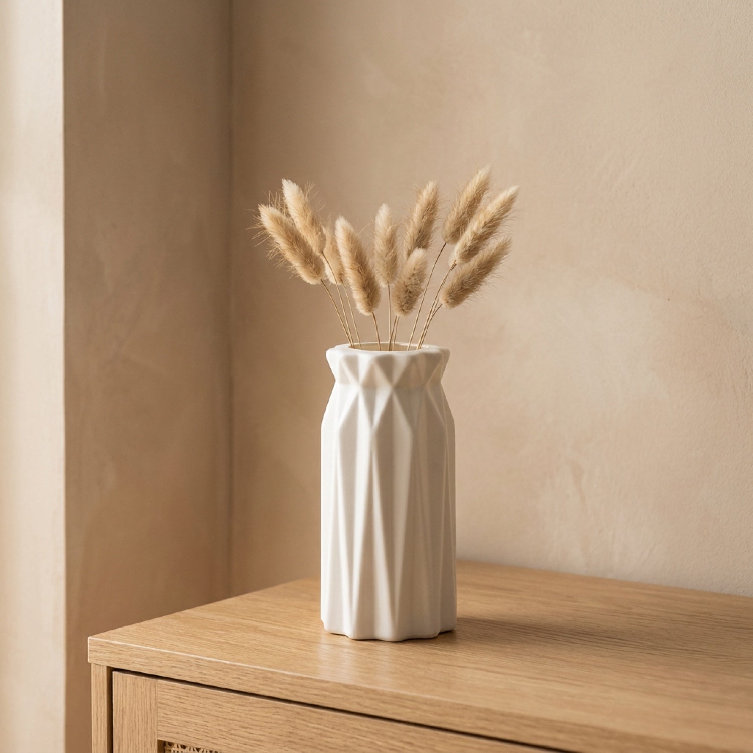 Vase blanc scandinave facetté géométrique avec des pampas