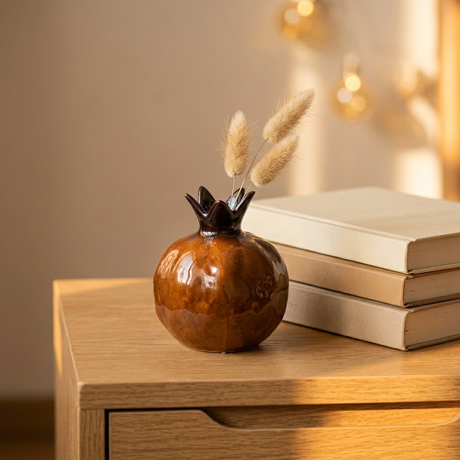 Vase grenade en céramique marron sur une table en bois avec branches séchées