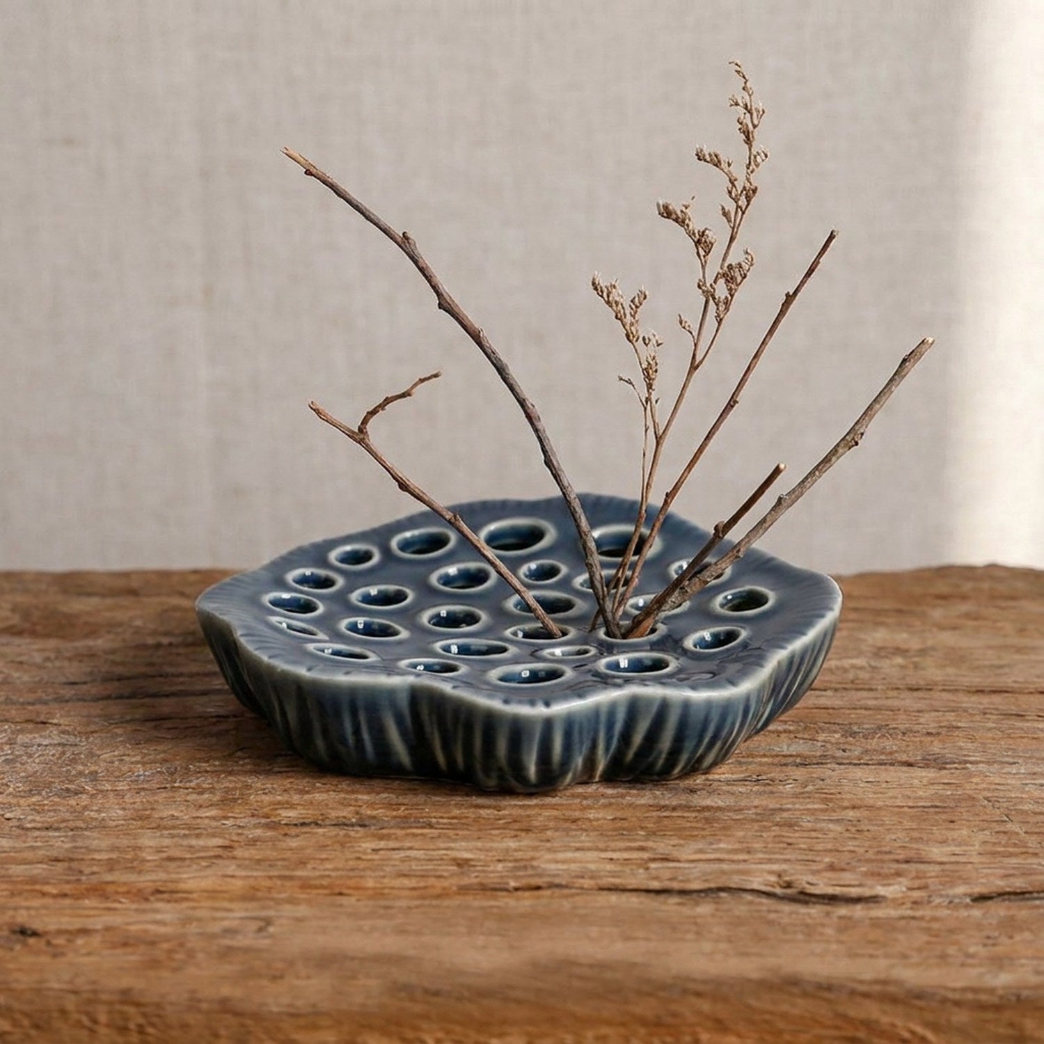 Vase Ikebana disque plat en céramique couleur bleu gris avec branches séchées