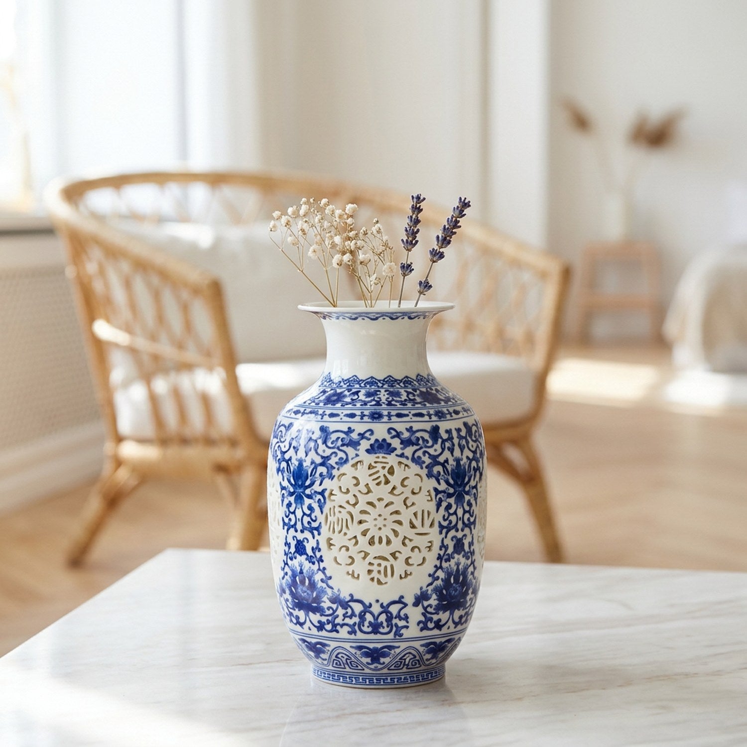 Vase ajouré porcelaine chinoise bleu et blanc sur table en marbre style scandinave
