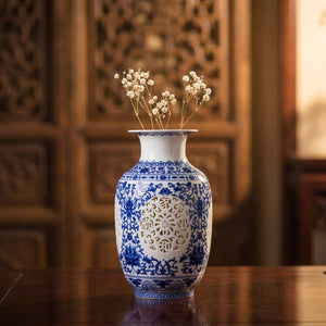 Vase ajouré bleu et blanc en porcelaine de Jingdezhen avec gypsophila sur table en bois sombre