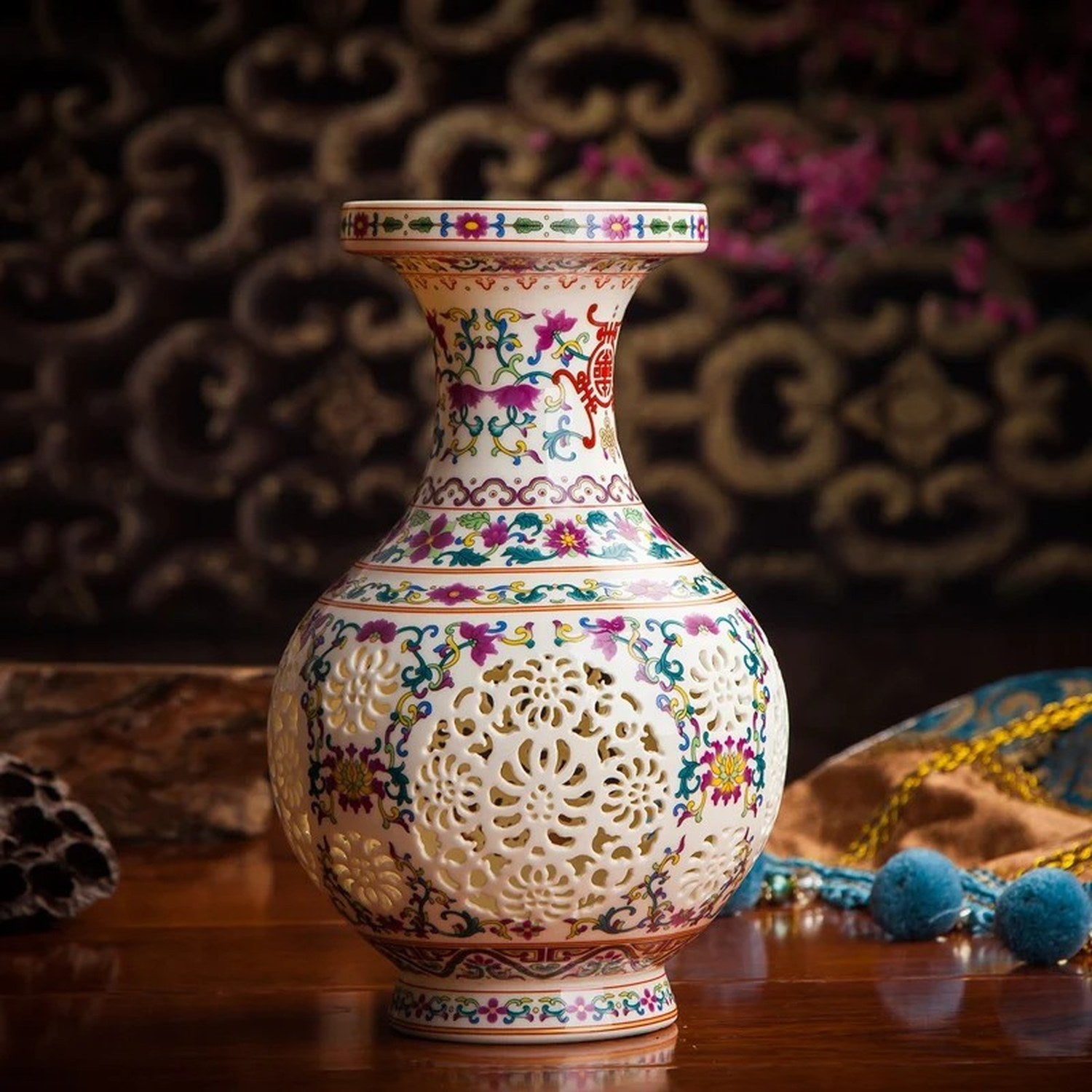 Vue d'ensemble des modèles de vases ajourés Jingdezhen multicolores famille rose