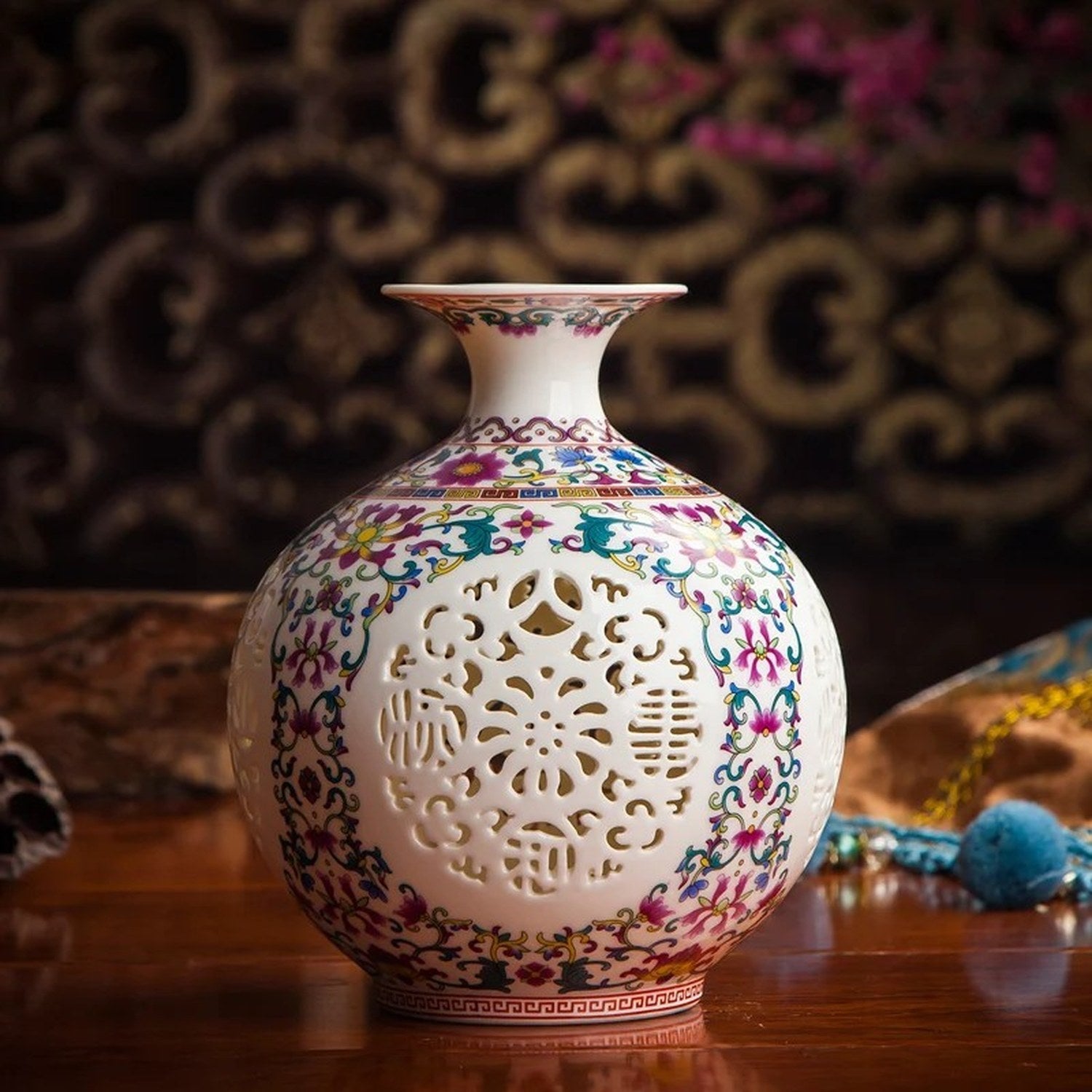 Détail du décor ajouré floral multicolore vase porcelaine chinoise famille rose