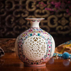 Détail du décor ajouré floral multicolore vase porcelaine chinoise famille rose