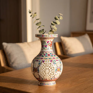 Vase ajouré Jingdezhen famille rose multicolore sur table en chêne salle à manger