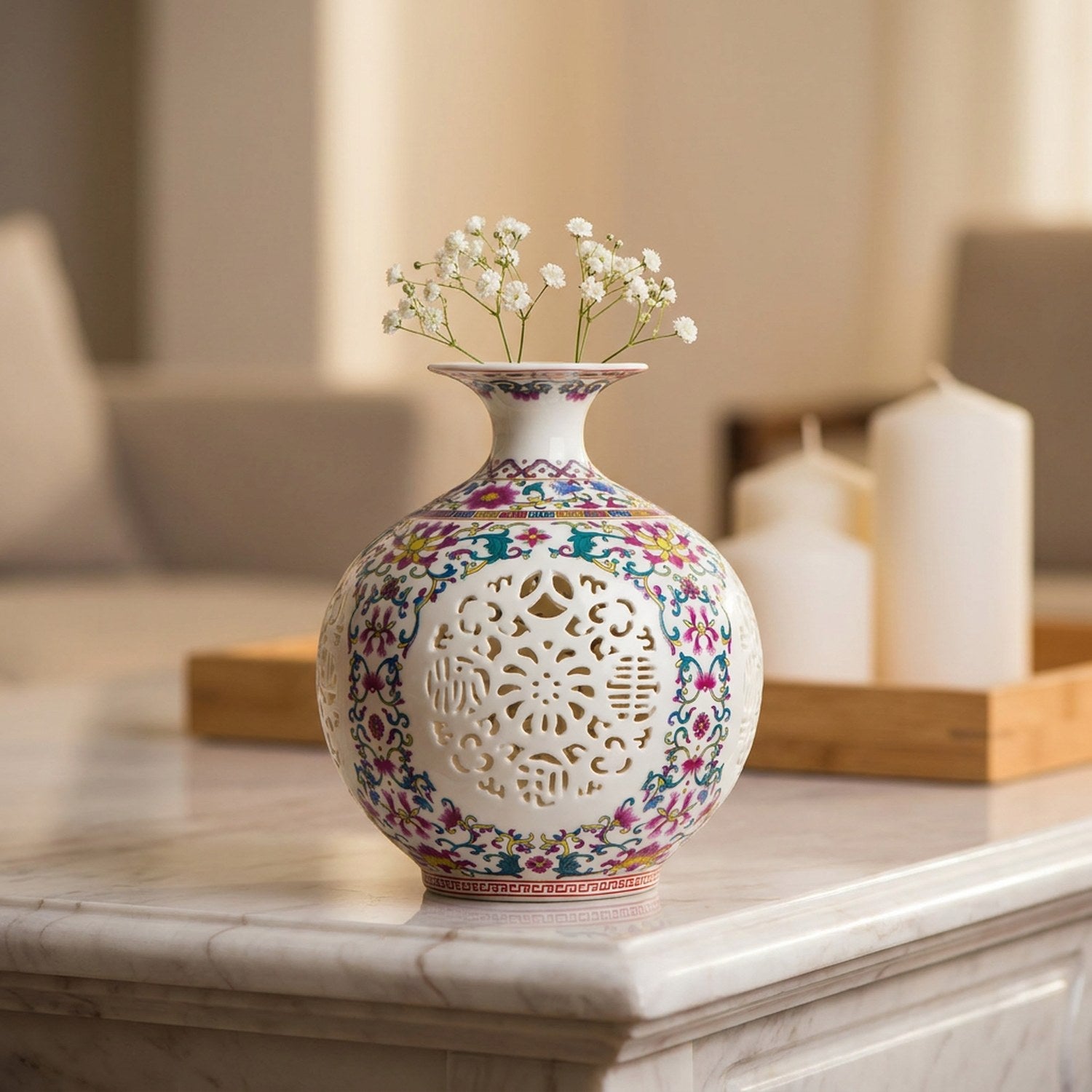 Vase ajouré porcelaine famille rose multicolore sur cheminée en marbre blanc