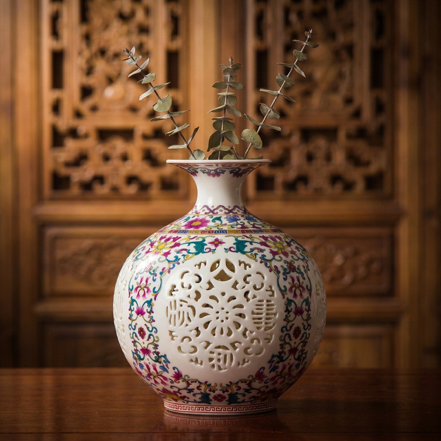 Vase ajouré multicolore famille rose en porcelaine de Jingdezhen avec gypsophila sur surface marbre