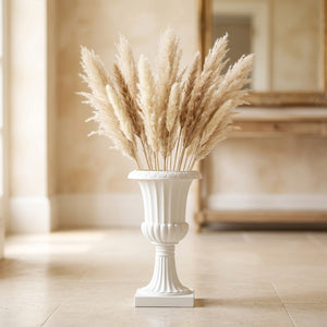 Grand vase médicis blanc en résine avec herbes de pampa dans une entrée lumineuse
