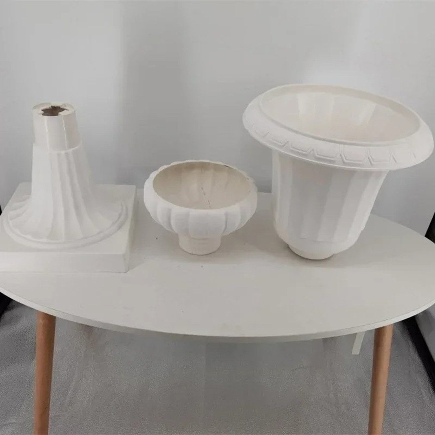 Pièces détachées du vase médicis blanc avant assemblage sur fond blanc