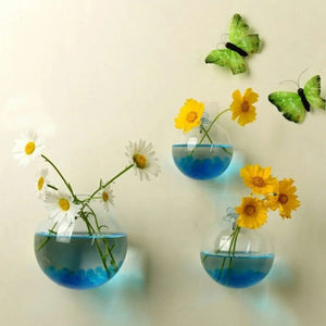 Vases muraux en verre boule avec fleurs et papillons décoratifs sur mur