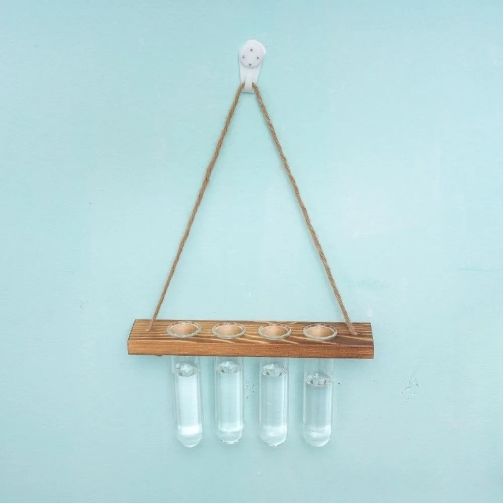 Vase mural en bois foncé avec quatre tubes en verre vu de face