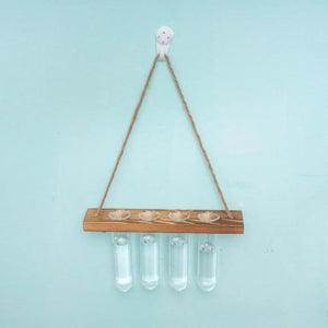 Vase mural en bois foncé avec quatre tubes en verre vu de face