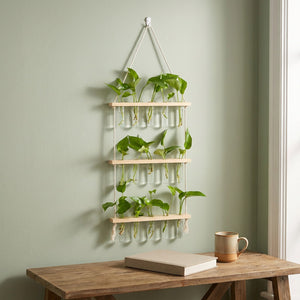 Vase mural trois étages en bois clair au dessus d une console dans un salon cosy