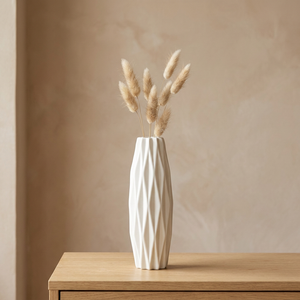 Vase blanc scandinave texture origami plissée avec des pampas posé sur une console en bois