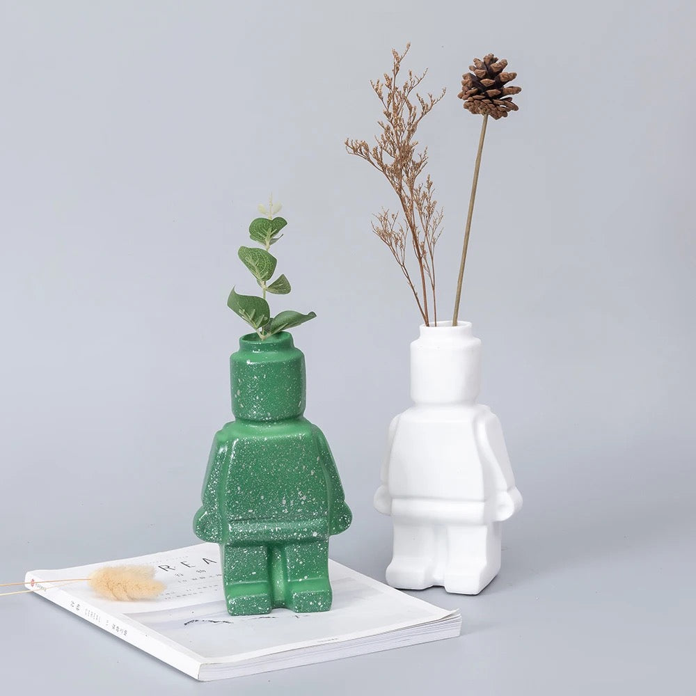 Vase robot avec plante succulente vue de profil