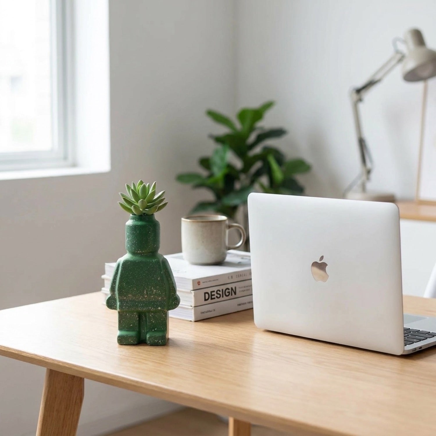 Vase robot sur bureau à côté d'un ordinateur et livres dans espace de travail