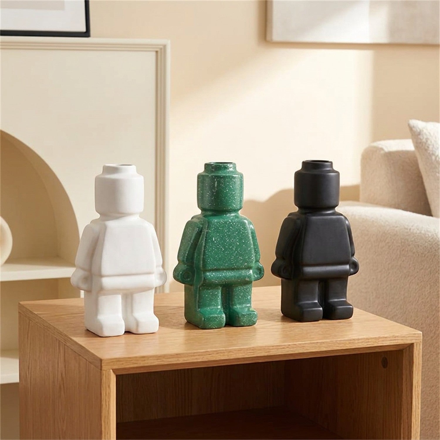 Trio de vases robot céramique blanc vert et noir sur table en bois intérieur nordique