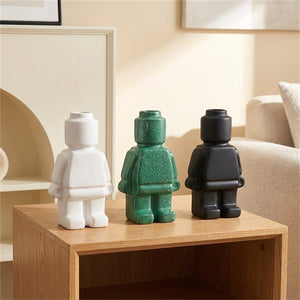 Trio de vases robot céramique blanc vert et noir sur table en bois intérieur nordique