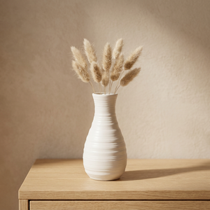 Vase blanc scandinave bombé à vagues arrondies avec des fleurs séchées