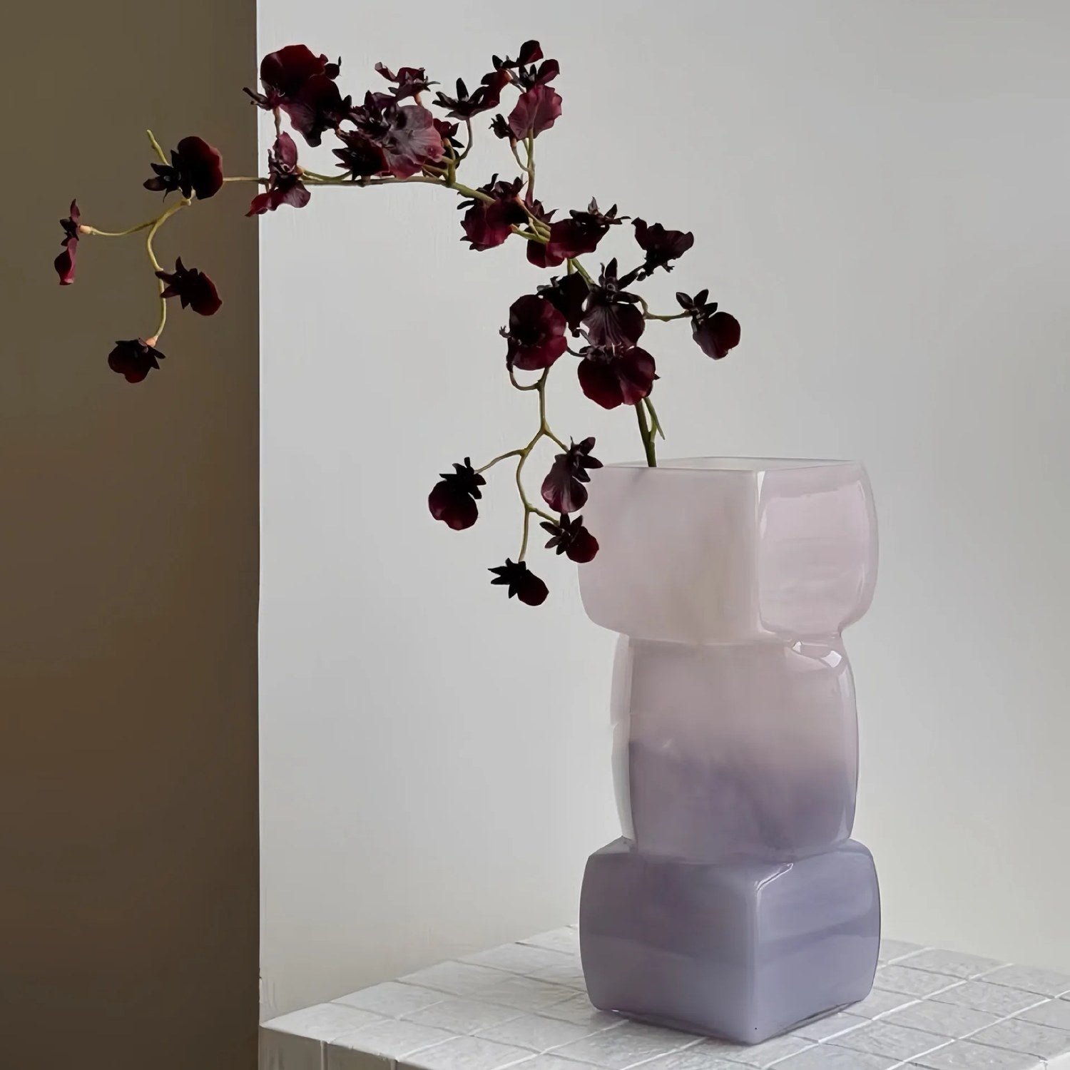 Vase géométrique violet dégradé avec orchidées sombres