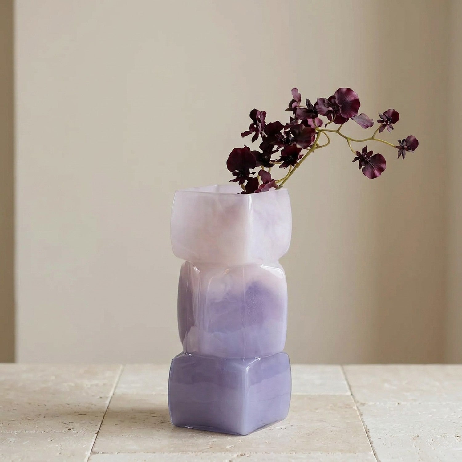 Vase en verre géométrique empilable violet dégradé garni de fleurs