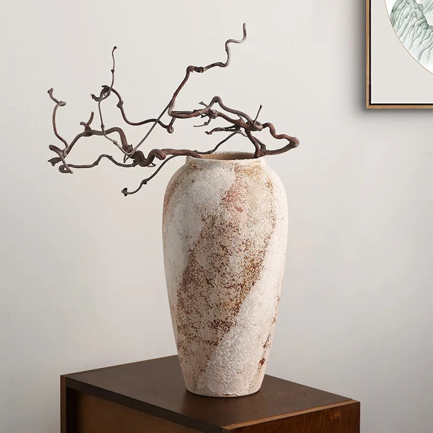 Vase en céramique wabi sabi modèle haut avec branches sur un meuble