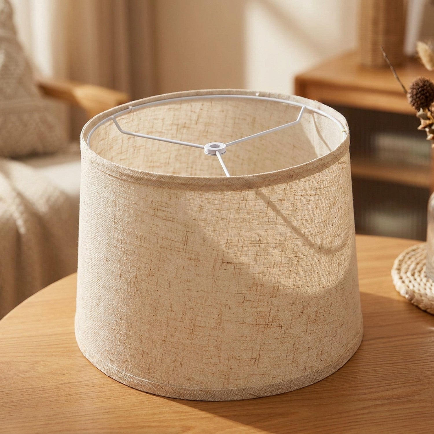 Abat-jour tambour en lin naturel beige vu de trois quarts