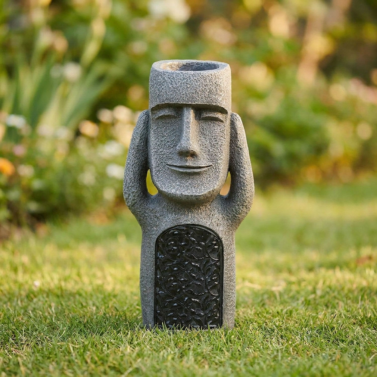 Statue Moai île de Pâques modèle oreilles couvertes dans un jardin