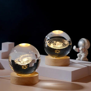 Deux lampes boule de cristal galaxie et système solaire allumées