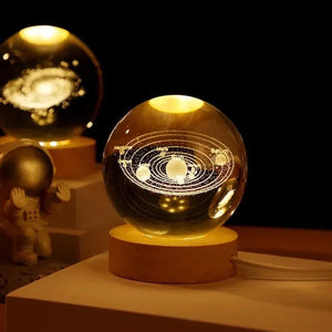 Boule de cristal gravée du système solaire éclairée en gros plan